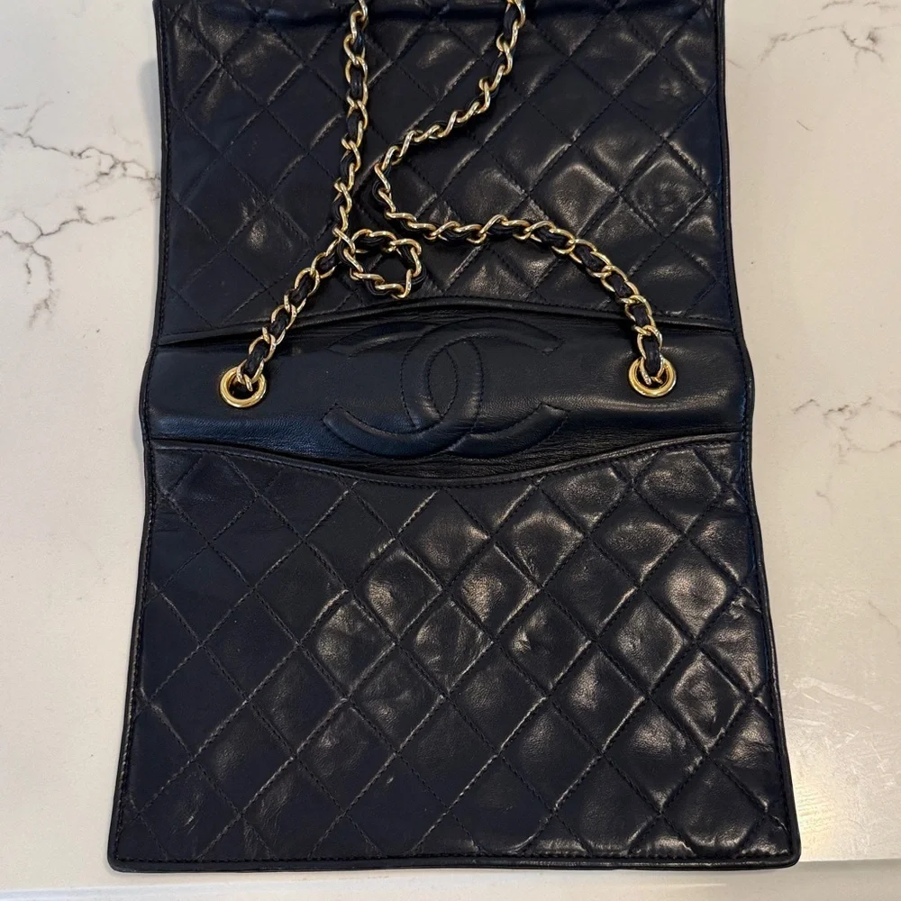 Chanel Navy Blue Lambskin leather Bag